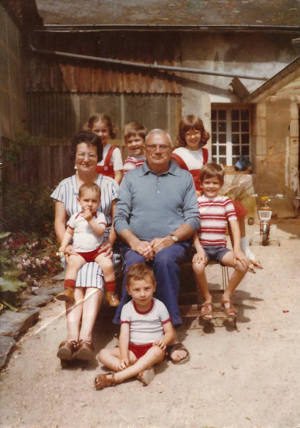 Les six cousins avec leurs grands-parents devant la maison