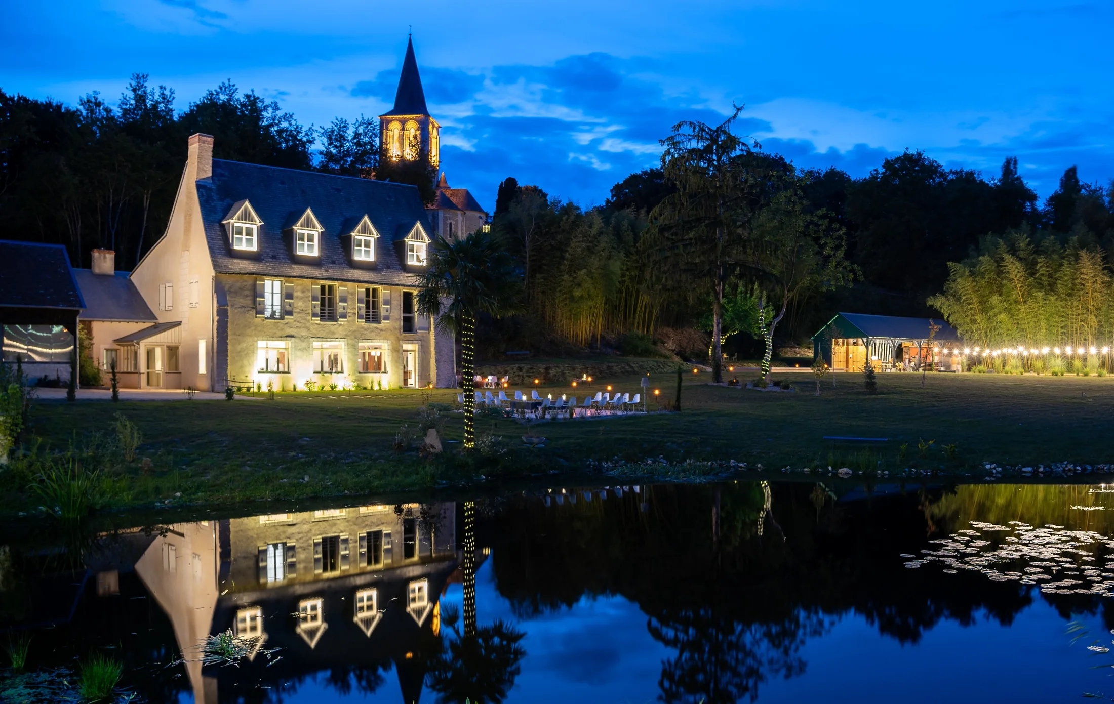 La maison illuminée, reflet dans la Riverolle