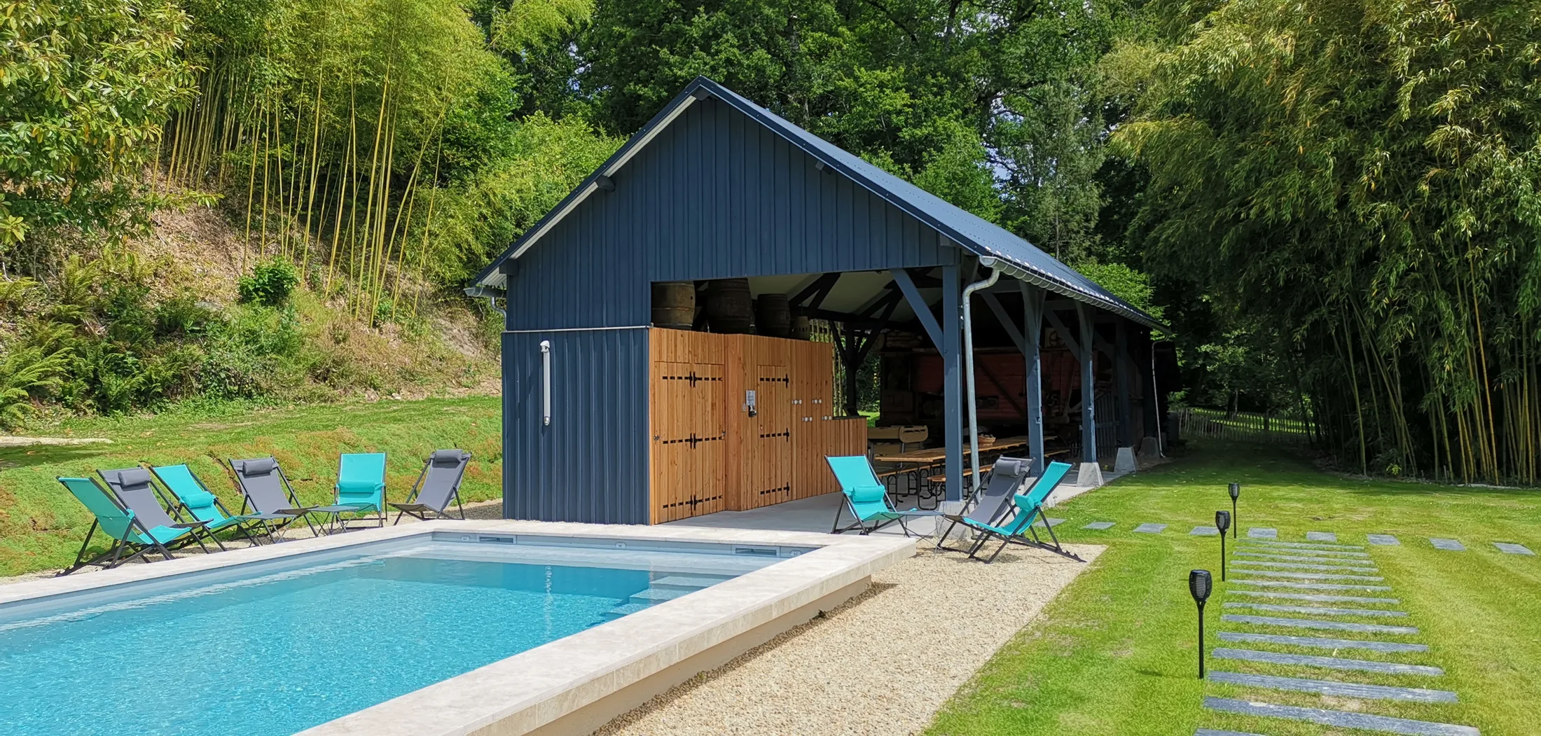 La piscine chauffée et son abri