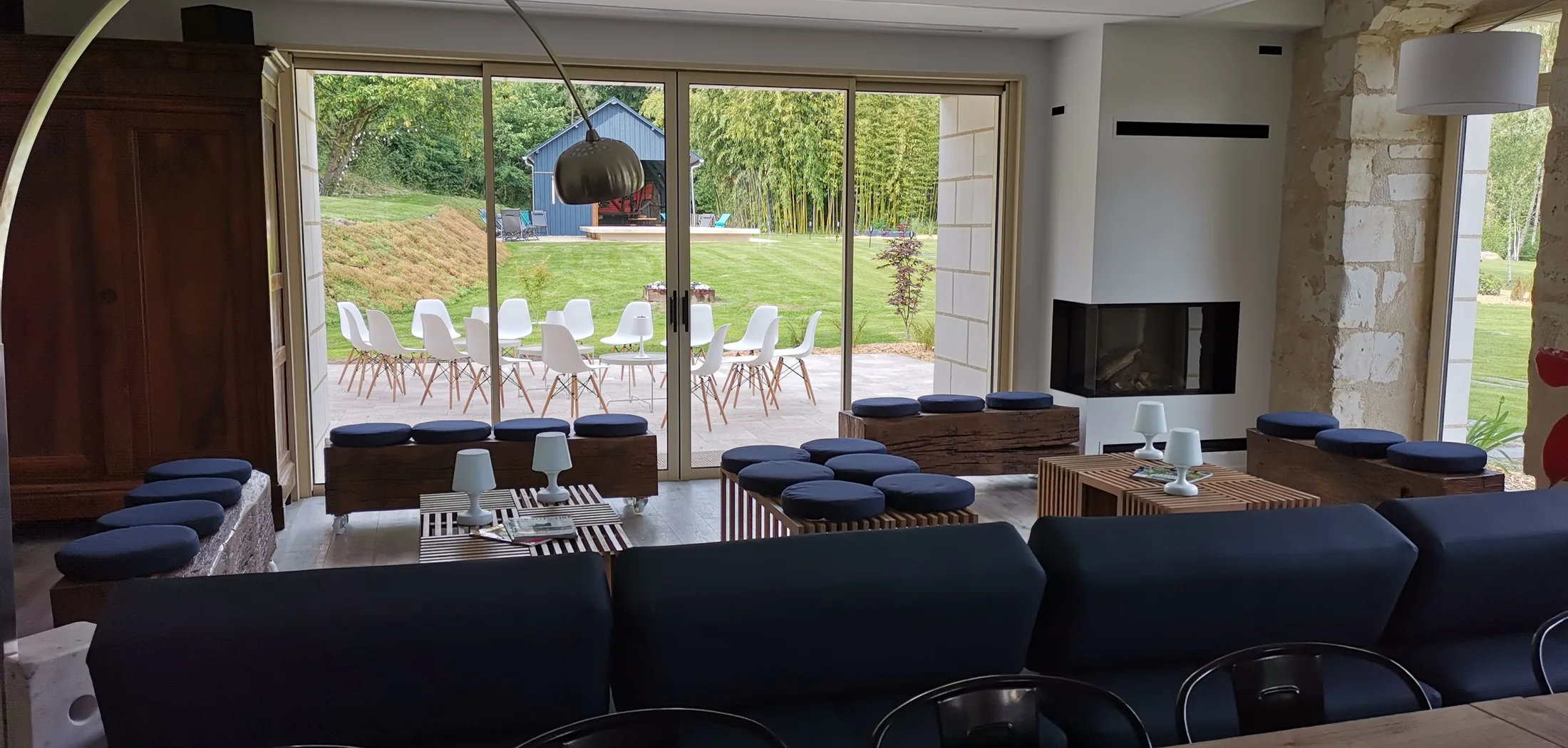 Le salon de 90 m² ouvert sur le parc