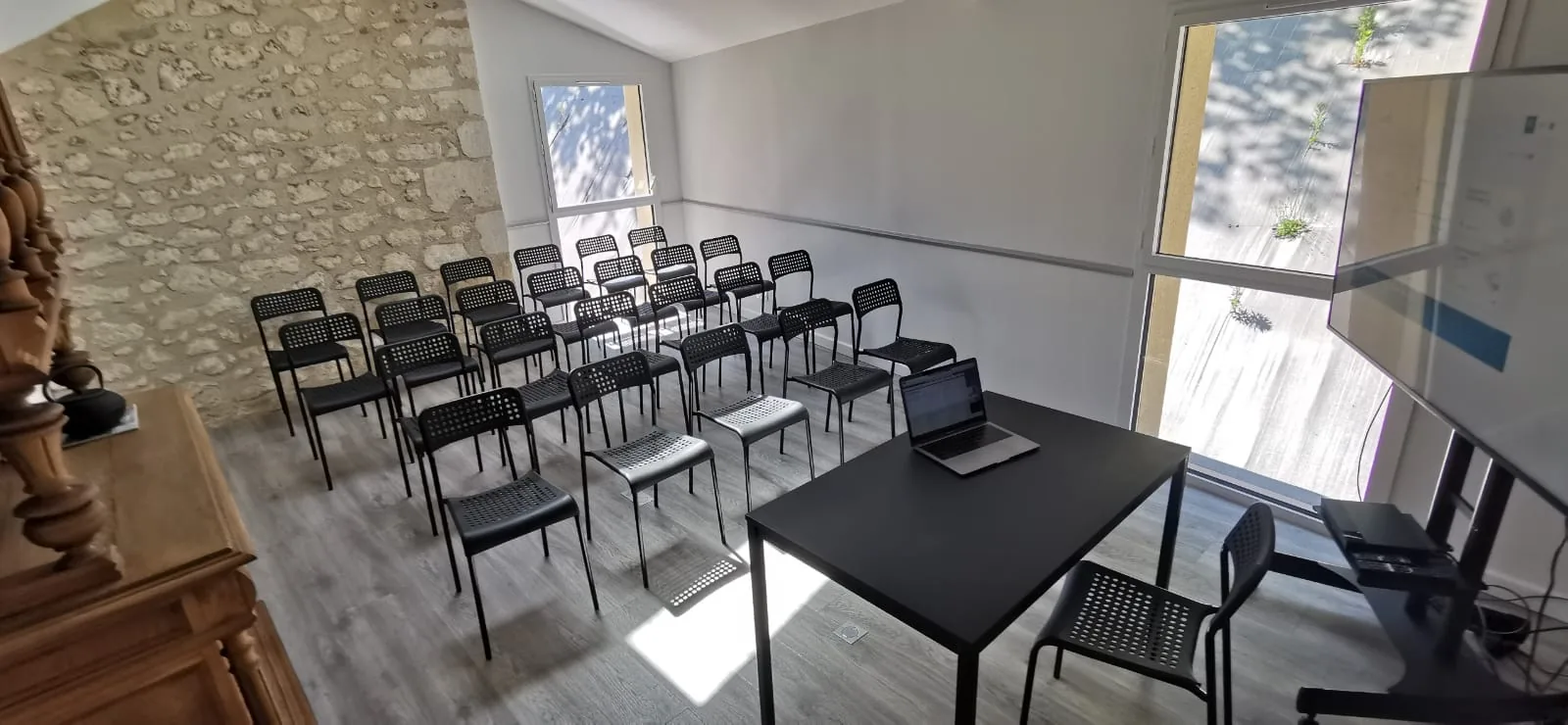 La salle de réunion en configuration conférence